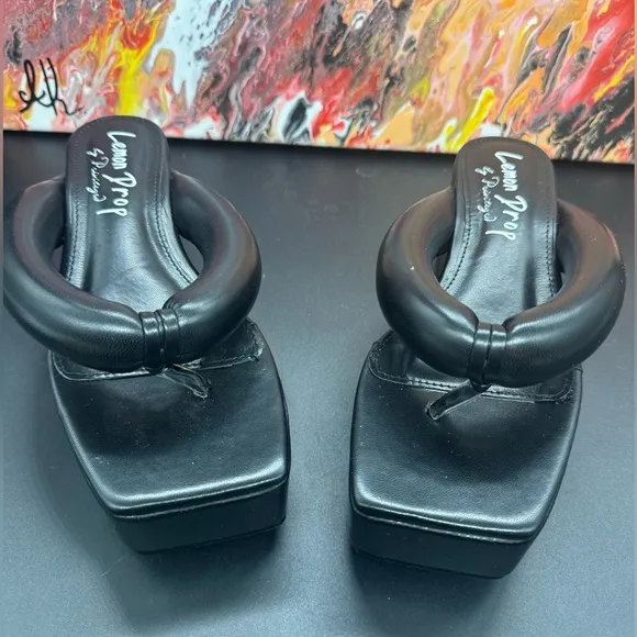 Lemon Drop by Privilege Black Scotia Platform Sandals SZ5.5