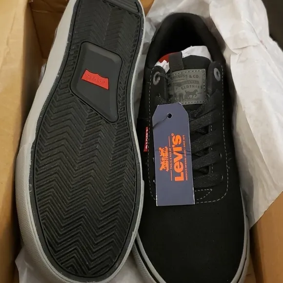 LEVI'S Men Performance Sneakers size 7.5