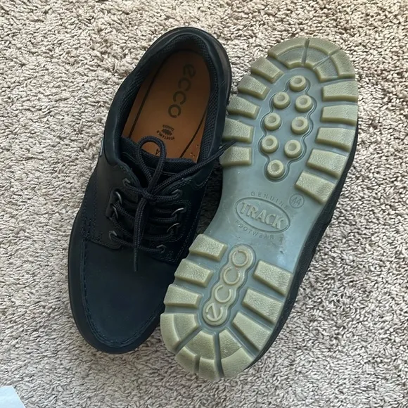 Like new. ECCO Men's Black Casual Shoes