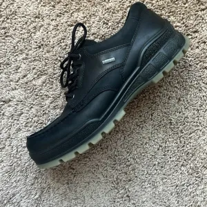 Like new. ECCO Men's Black Casual Shoes