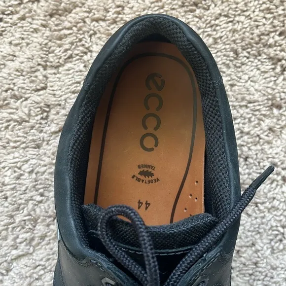 Like new. ECCO Men's Black Casual Shoes