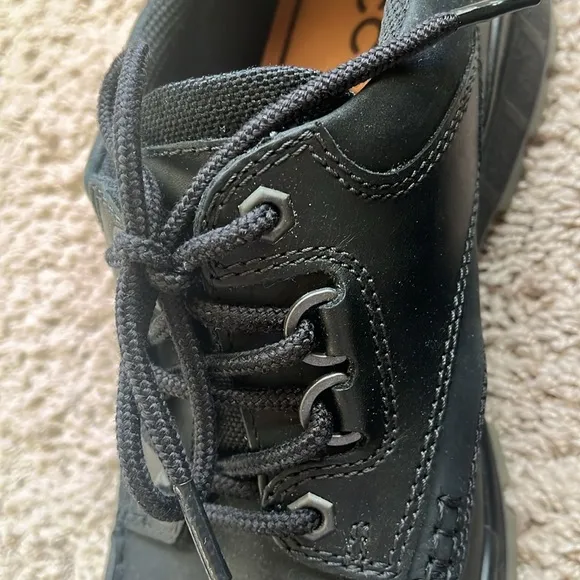 Like new. ECCO Men's Black Casual Shoes