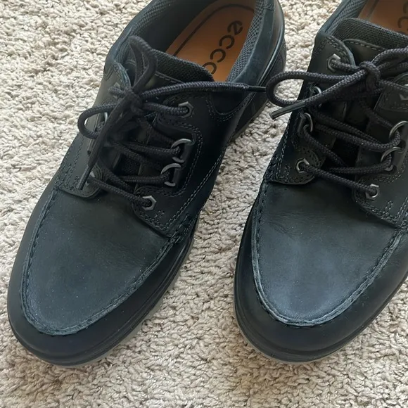 Like new. ECCO Men's Black Casual Shoes
