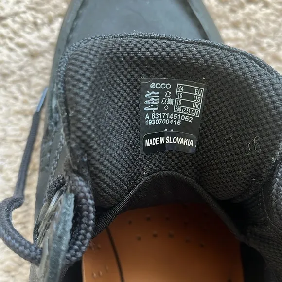 Like new. ECCO Men's Black Casual Shoes