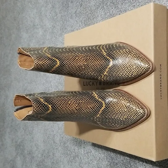 Lucky Brand LK ADALAN Booties In Natural Brazino 6M