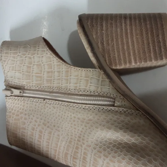 Lucky brand Shyna woman 10M beige ankle booties leather Office Festival event