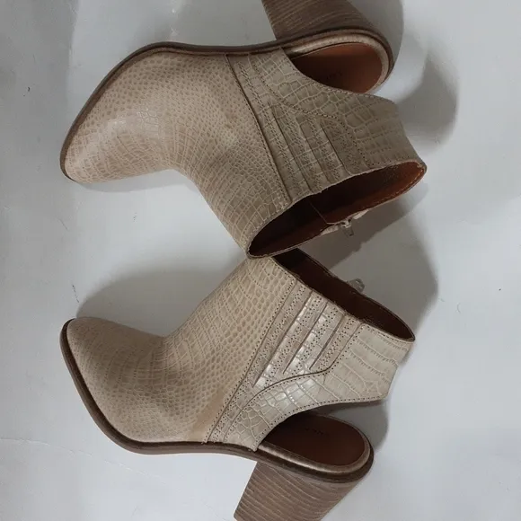 Lucky brand Shyna woman 10M beige ankle booties leather Office Festival event