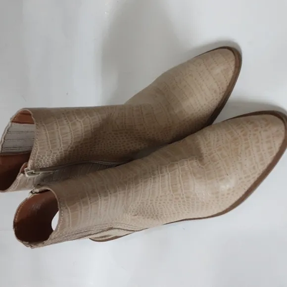Lucky brand Shyna woman 10M beige ankle booties leather Office Festival event