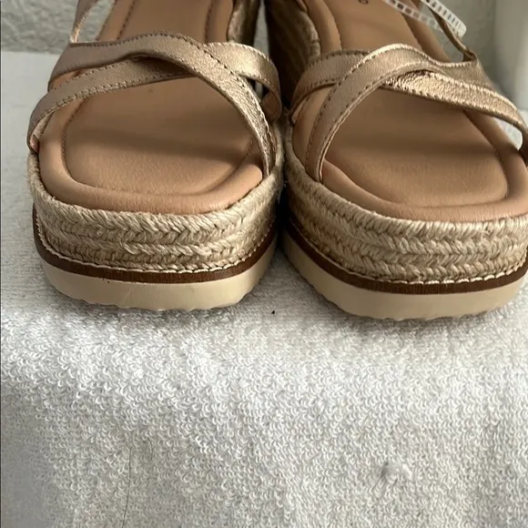 Lucky Brand Women's Rose Gold Sandals