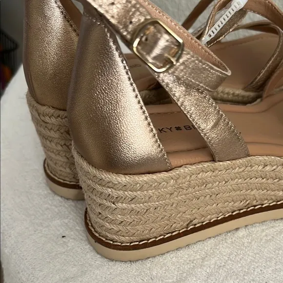 Lucky Brand Women's Rose Gold Sandals