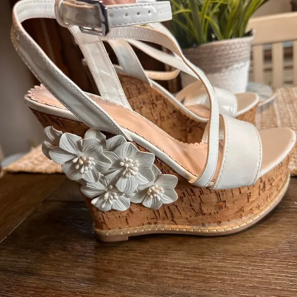 Madison by Shoedazzle Lea Rose Platform Wedge Sandals Patent White Cork 7.5