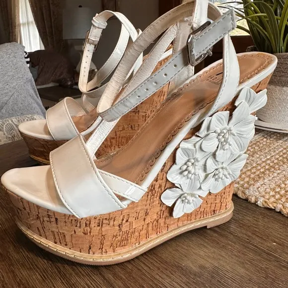 Madison by Shoedazzle Lea Rose Platform Wedge Sandals Patent White Cork 7.5