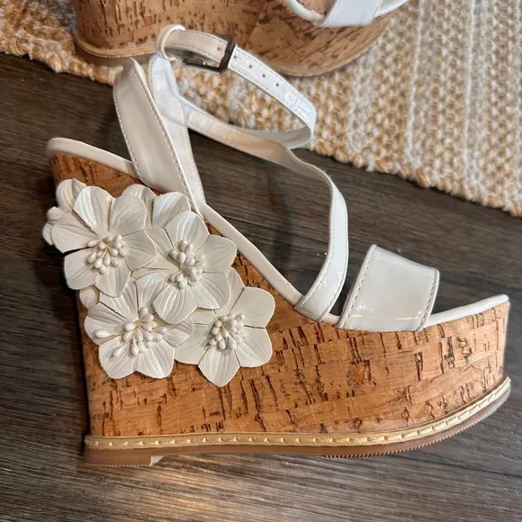 Madison by Shoedazzle Lea Rose Platform Wedge Sandals Patent White Cork 7.5