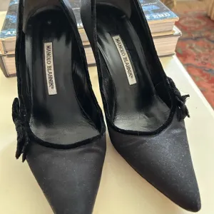 Manolo Blahnik Black Satin Heels dreamy shoes to make statement. On Sale