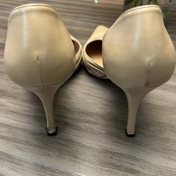 MANOLO BLAHNIK NUDE HEELS 9.5