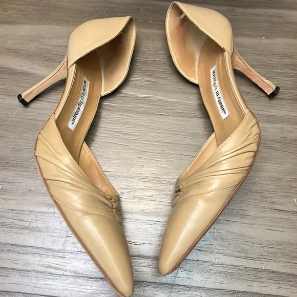 MANOLO BLAHNIK NUDE HEELS 9.5