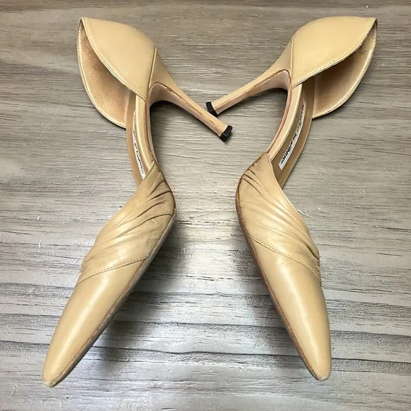 MANOLO BLAHNIK NUDE HEELS 9.5