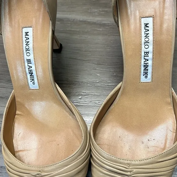 MANOLO BLAHNIK NUDE HEELS 9.5