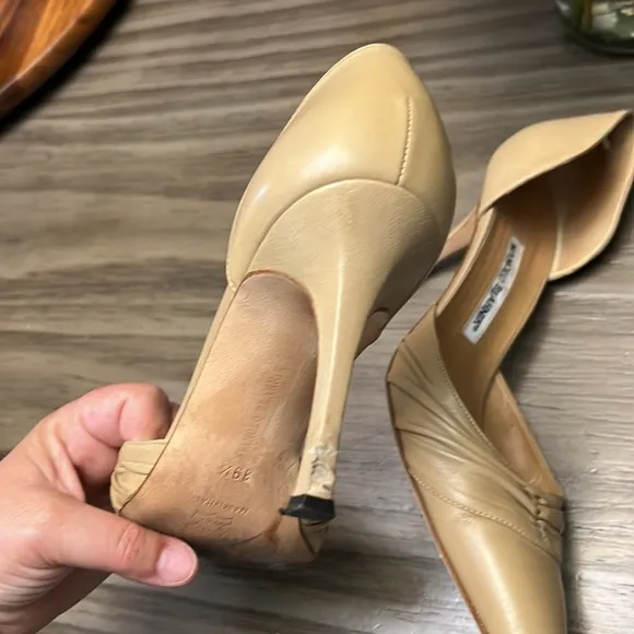 MANOLO BLAHNIK NUDE HEELS 9.5