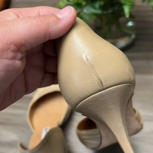 MANOLO BLAHNIK NUDE HEELS 9.5