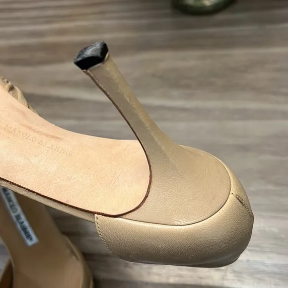 MANOLO BLAHNIK NUDE HEELS 9.5