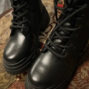 Marc Fisher puffer hiker boots 6