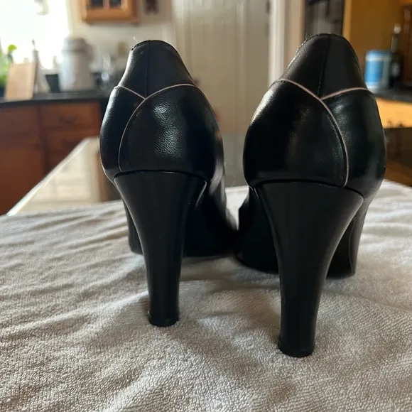 Marc Jacobs leather heels