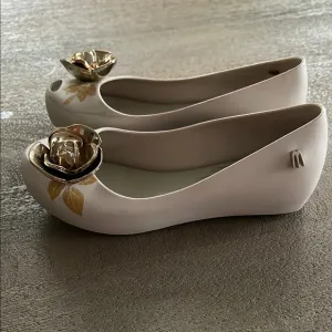 Melissa Girl’s Beige and Gold Beauty &amp; The Beast Flats