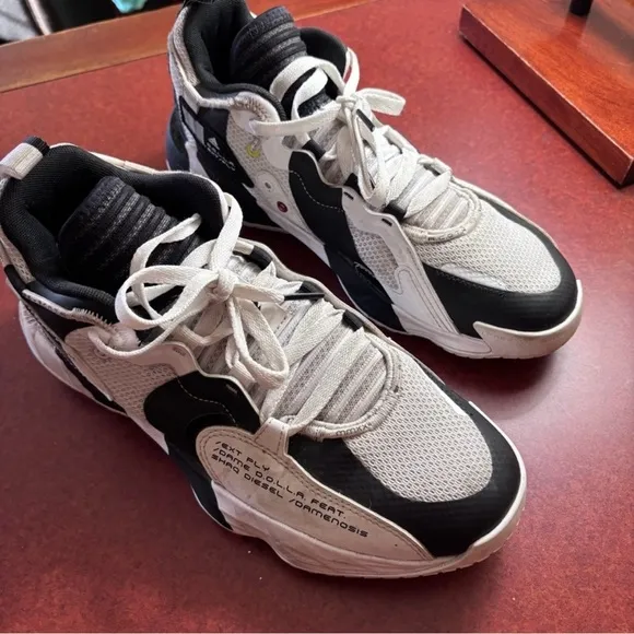 Mens adidas sneakers. Size 8