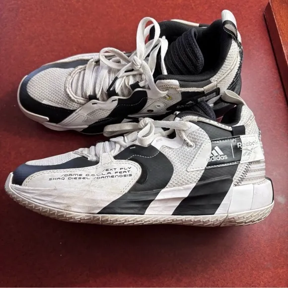 Mens adidas sneakers. Size 8