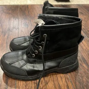 Men’s black UGG boots Duck Boots size 10 in EUC