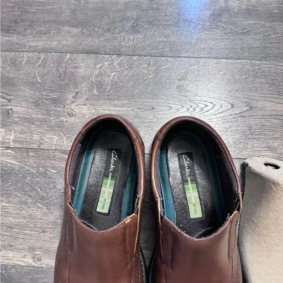 Men's Clark’s Brown Leather Slip On Shoes SZ 9.5