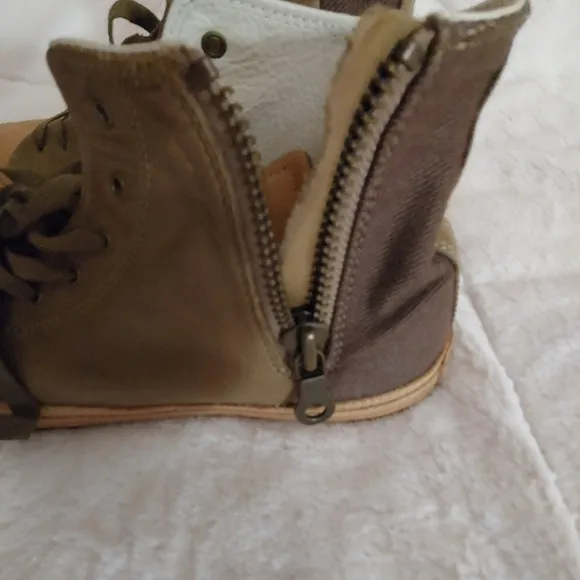 Men's Converse leather sneakers.  Size 9.5