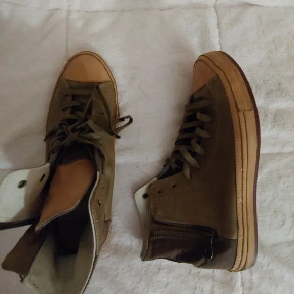 Men's Converse leather sneakers.  Size 9.5