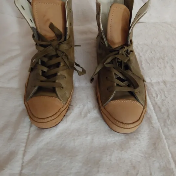 Men's Converse leather sneakers.  Size 9.5