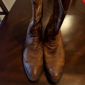 Men’s cowboy boots. Brand: Justin Size 11 EE
