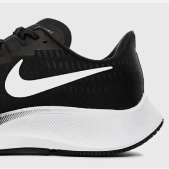Men’s Nike Air Zoom Pegasus 37 Size 9.
