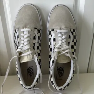 *MEN’S VANS OLD SKOOL CHECKERBOARD SNEAKERS (sz 11.5)