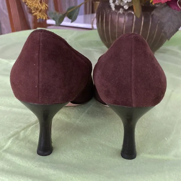 MICHAEL KORS brown suede pumps made in Italy.