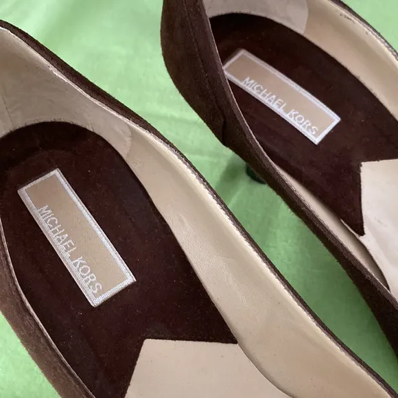 MICHAEL KORS brown suede pumps made in Italy.