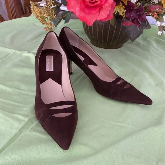 MICHAEL KORS brown suede pumps made in Italy.