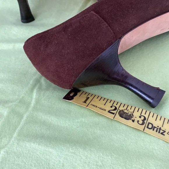 MICHAEL KORS brown suede pumps made in Italy.