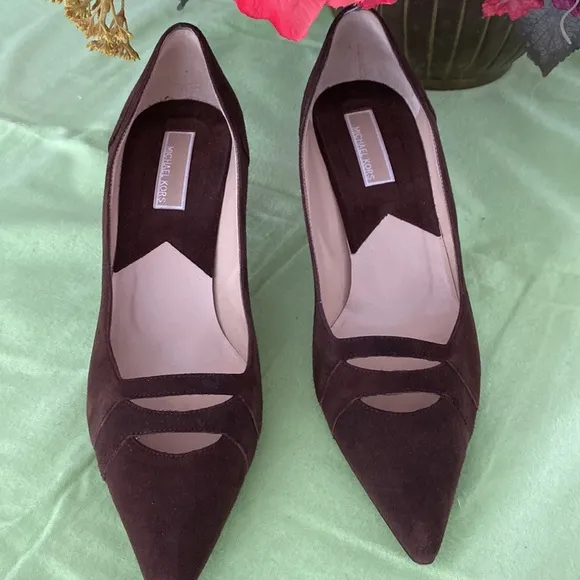 MICHAEL KORS brown suede pumps made in Italy.