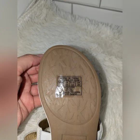 Michael Kors MK NWT White / Dorado Girl Sandals Sz 1