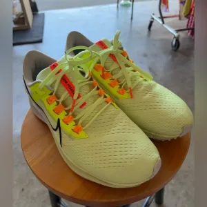 Mike Mens Air Zoom Pegasus 38 Running Shoes Size 11.5 Barely Volt/ Black