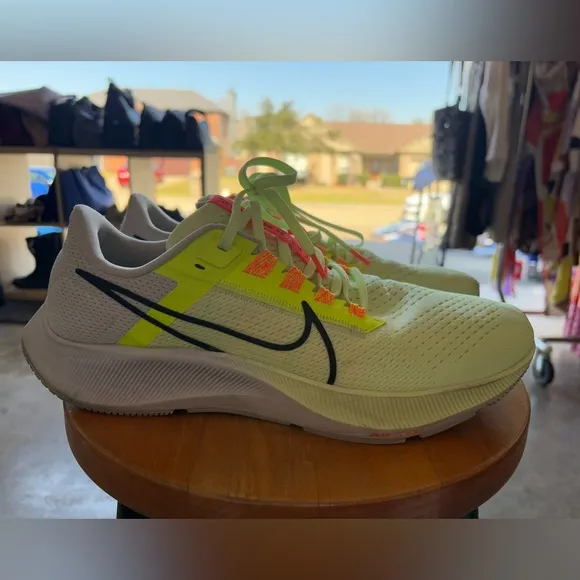 Mike Mens Air Zoom Pegasus 38 Running Shoes Size 11.5 Barely Volt/ Black