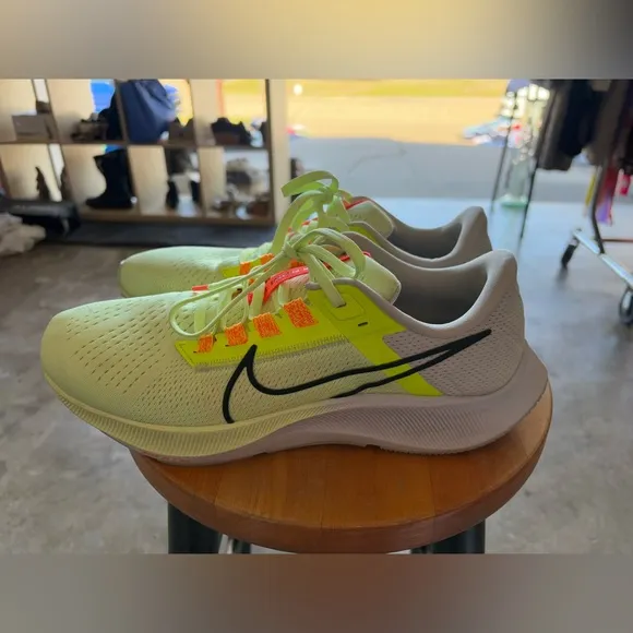Mike Mens Air Zoom Pegasus 38 Running Shoes Size 11.5 Barely Volt/ Black