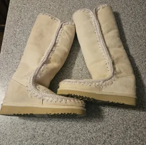 MOU Eskimo 40 boots size 6 vanilla color