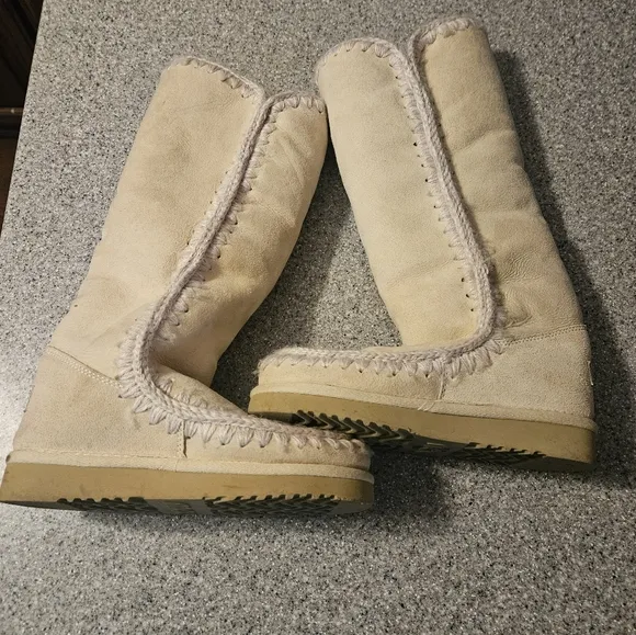 MOU Eskimo 40 boots size 6 vanilla color