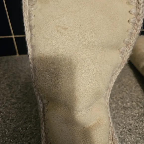 MOU Eskimo 40 boots size 6 vanilla color